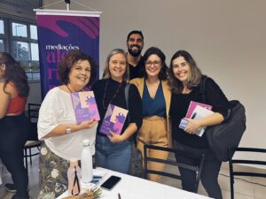Kérley Winques acompanhada dos colegas de departamento durante o lançamento do livro. Foto: Ana Lidia Resende.